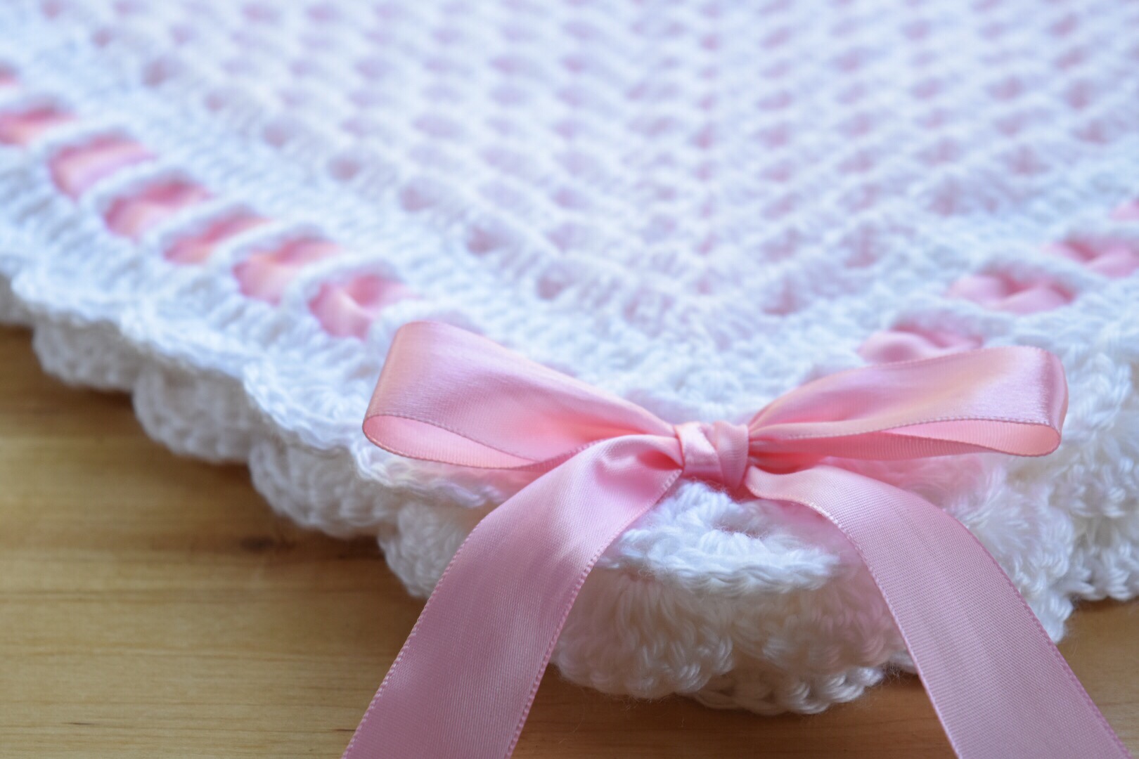 spielzeug-hand-crochet-baby-doll-blanket-with-ribbon-bow-white-lilac-purple-18-x-18-puppen