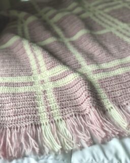 Satisfying crochet moment: when you match the fringe to the color changes 🙌🏼

Pattern: Baby Rustic Tartan
Yarn: @lionbrandyarn Touch of Alpaca + Wool Ease

#crochetpattern #crochetbabyblanket #crochetallday #ilovecrochet #createeveryday #createdonthate #crochetforbaby #intarsiacrochet #makerlife #makersgonnamake #makermama #crochetplaid #crochetblanket